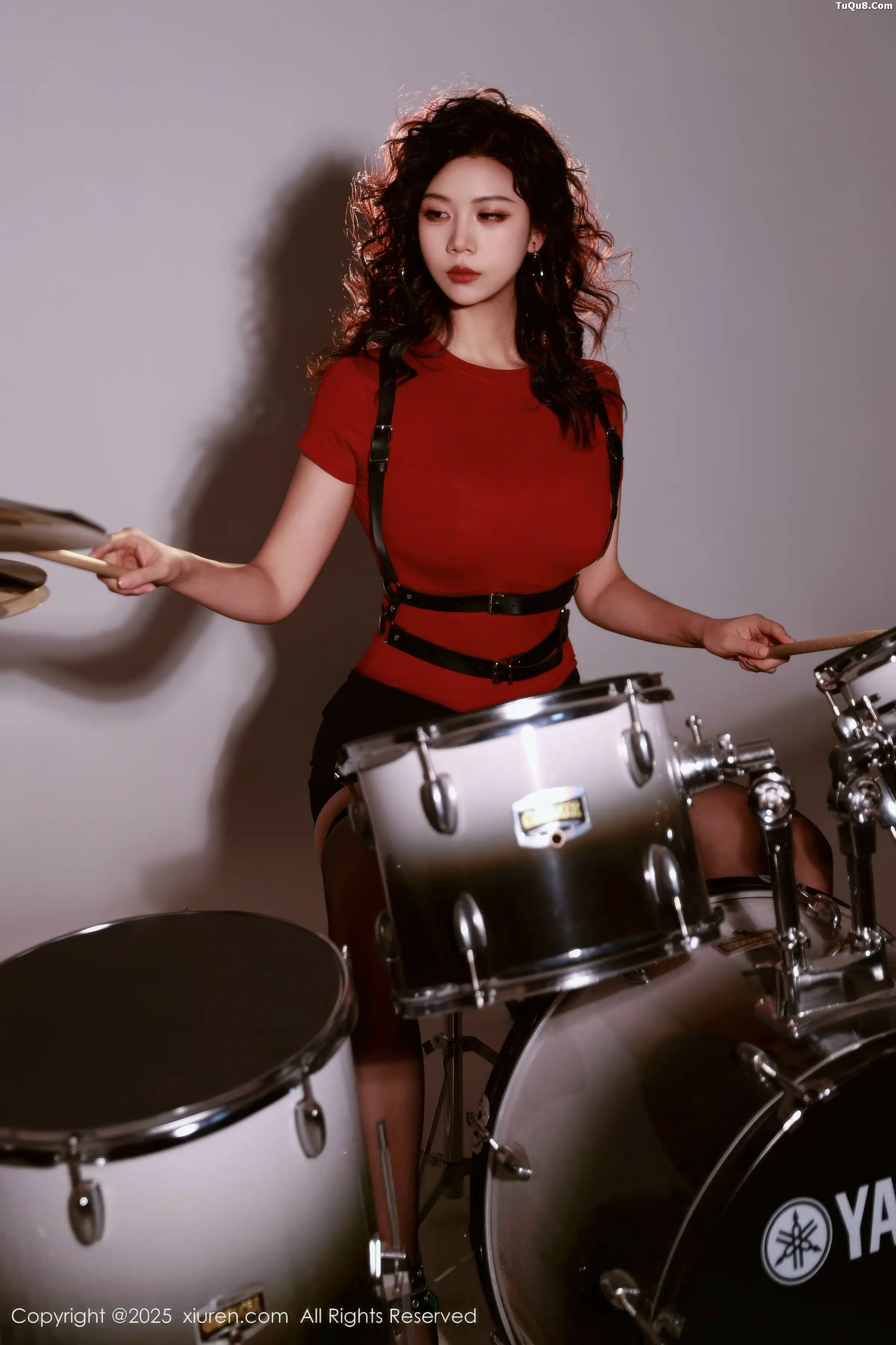 玫瑰我爱你性感黑色皮质服饰配黑丝吊袜秀凹凸身材绝美写真85P