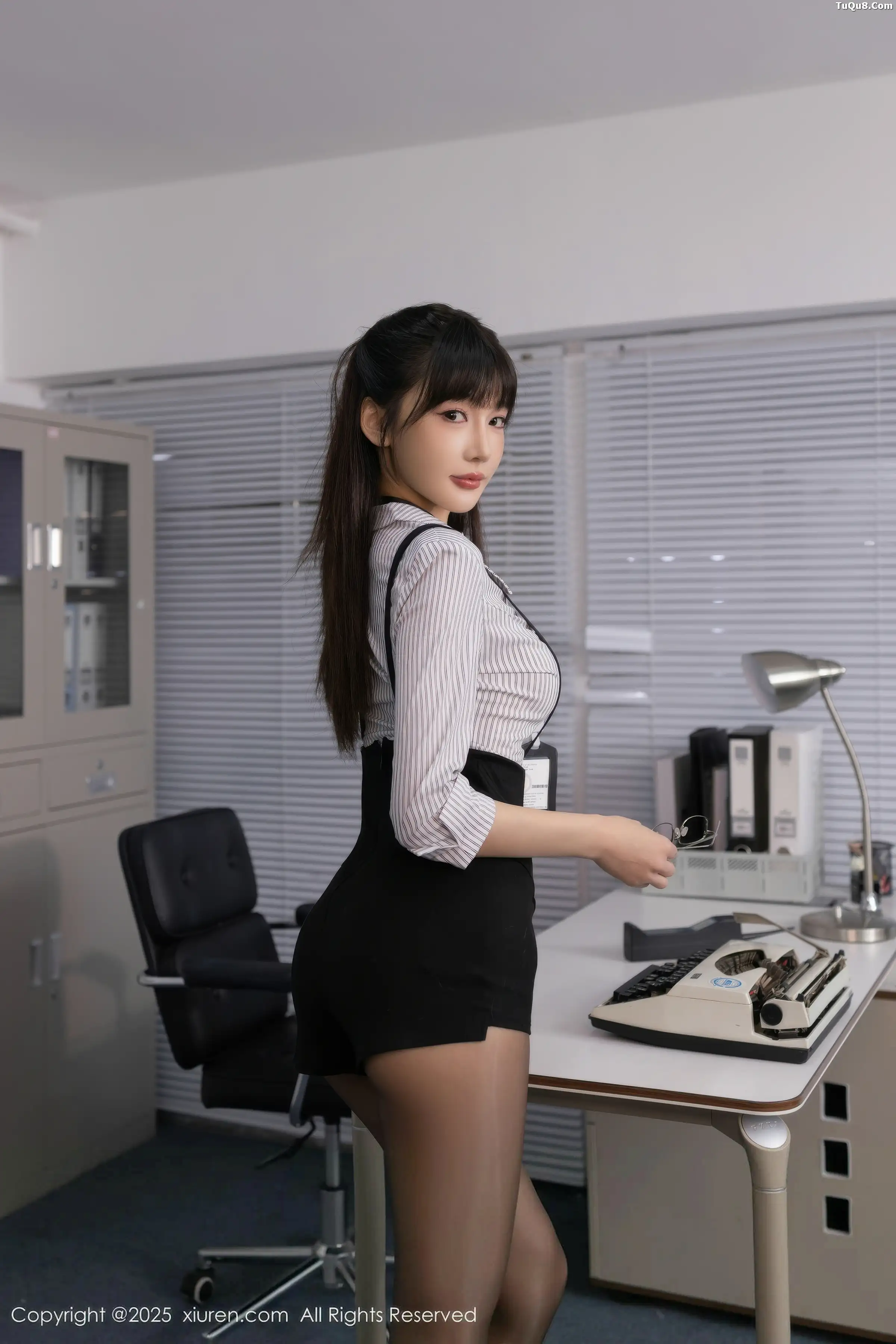 陆萱萱性感衬衫配黑色吊带短裤露超薄黑丝秀柔美身姿绝美写真80P