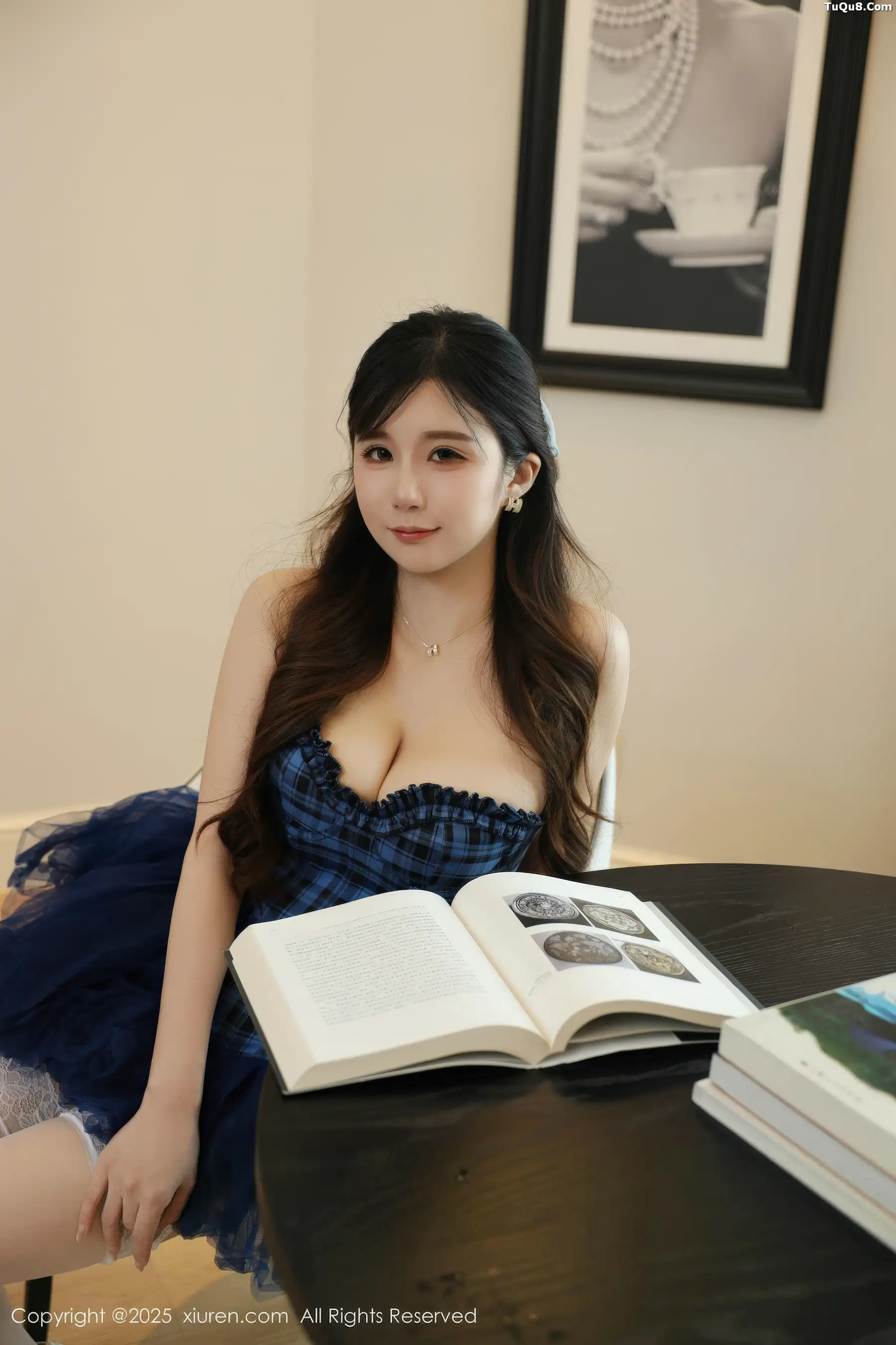 小肉肉咪性感蓝色蓬蓬裙配白色丝袜秀凹凸身材完美绝美写真60P 8