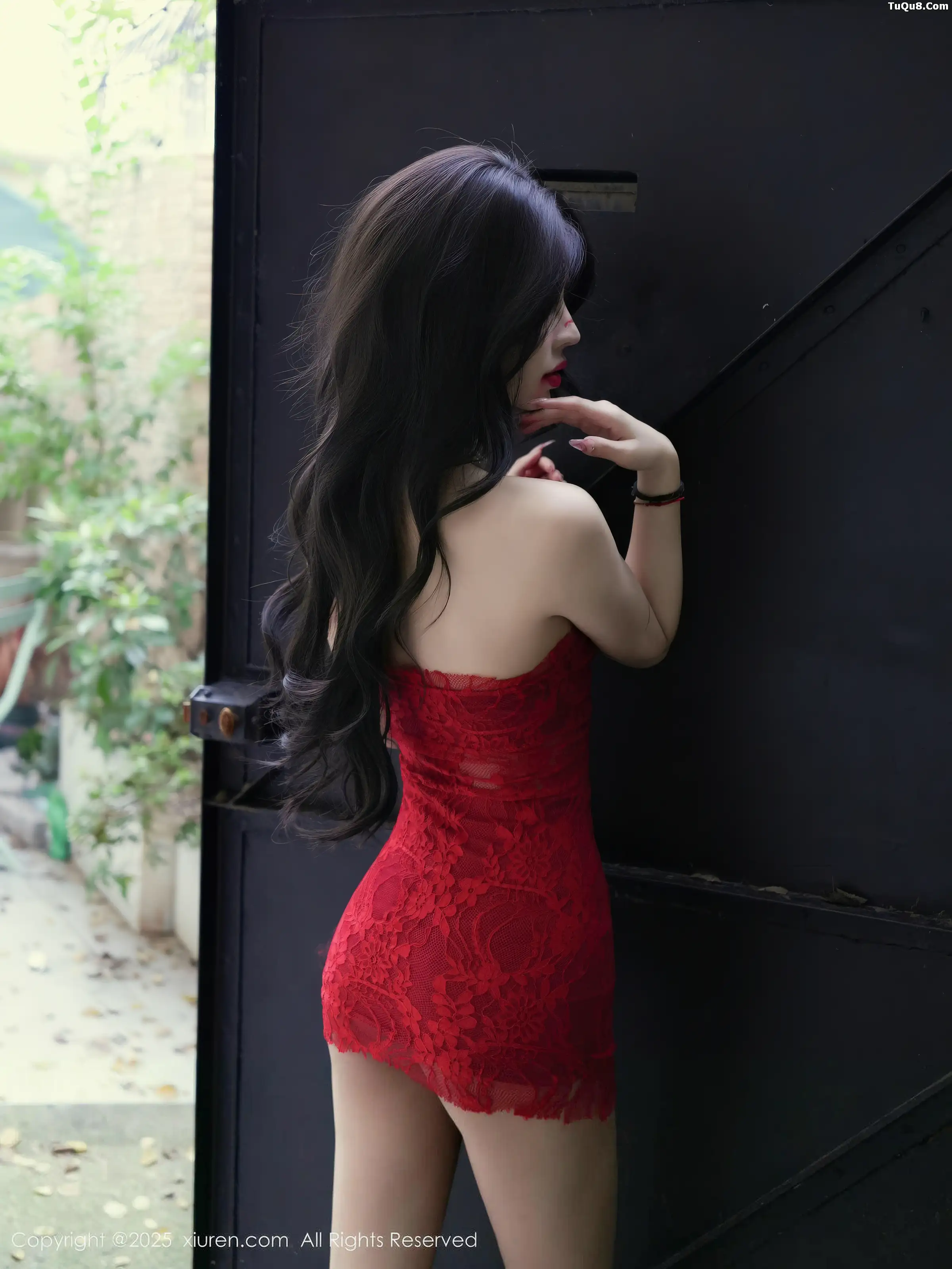 Sì Yuè Yuè's Private Sexy Red Mini Skirt with Black Stockings and Garter Belt Display, Perfect Figure Stunning Photoshoot 85P 9