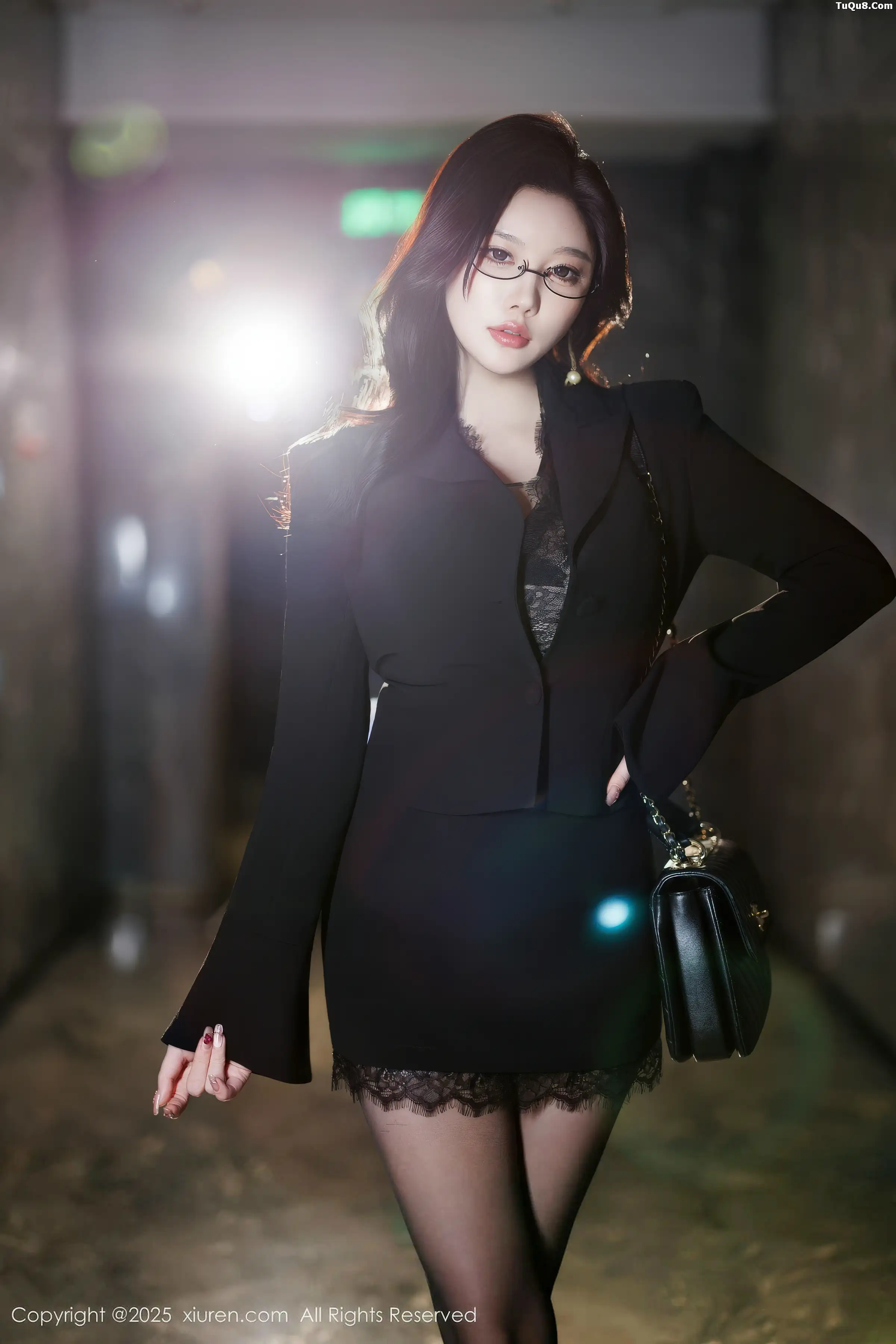 CHENCHEN.Sexy black lingerie paired with ultra-thin black stockings showing off a gorgeous, voluptuous figure photoshoot 81P 2