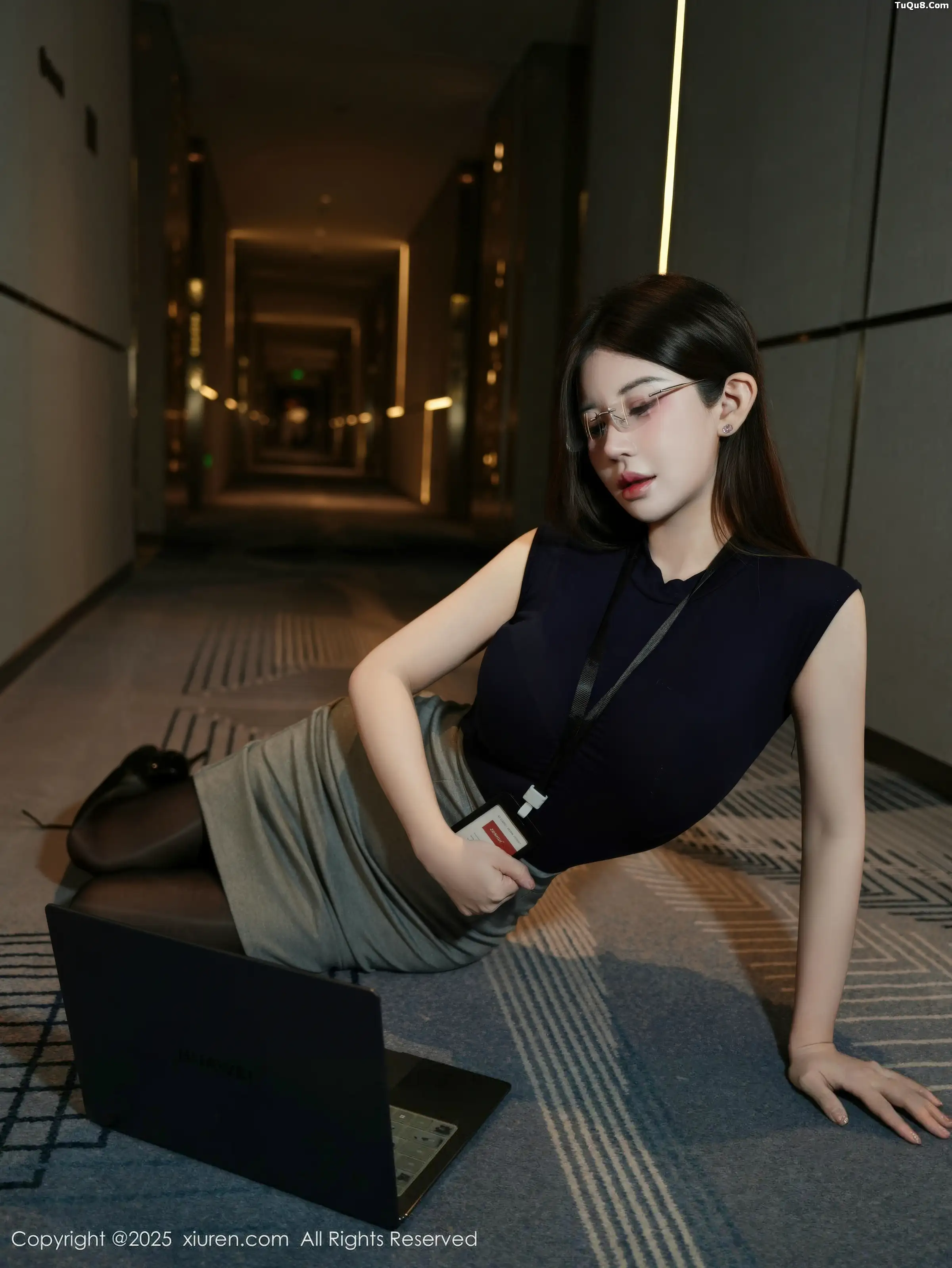 Su Tianchengzi Sexy Dark Professional Outfit Revealing Shiny Ultra-Thin Black Stockings Showcasing Beautiful Figure Photo Set 55P 4