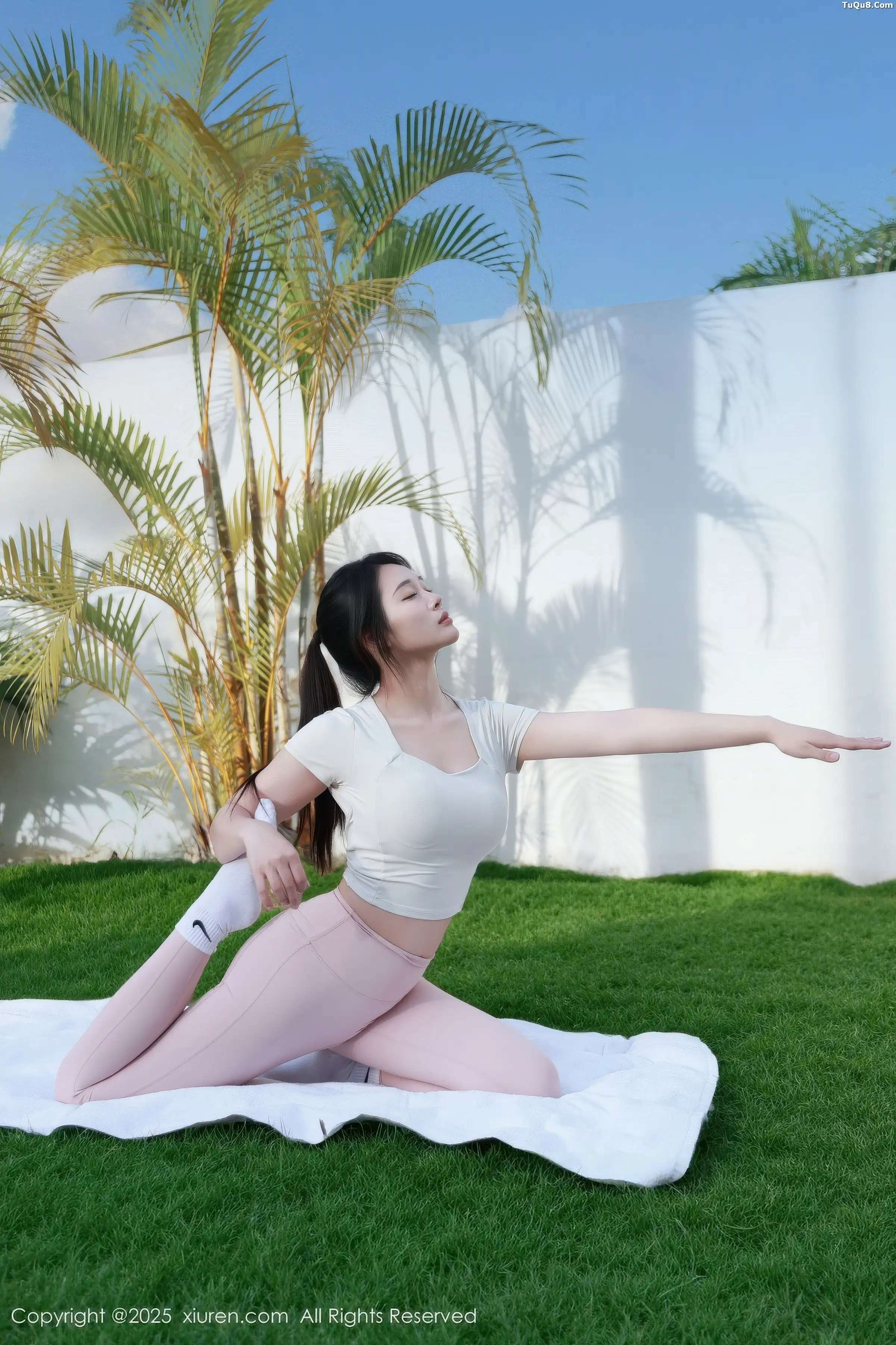 Nan Qiao Sexy Light Color Yoga Outfit with Ultra-thin Seamless Gray Silk Show Off Hot Body Captivating Beautiful Photoshoot 80P 4