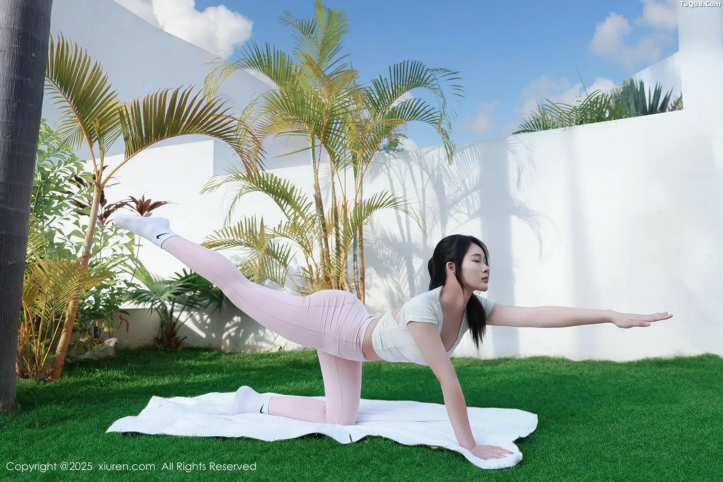 Nan Qiao Sexy Light Color Yoga Outfit with Ultra-thin Seamless Gray Silk Show Off Hot Body Captivating Beautiful Photoshoot 80P 6