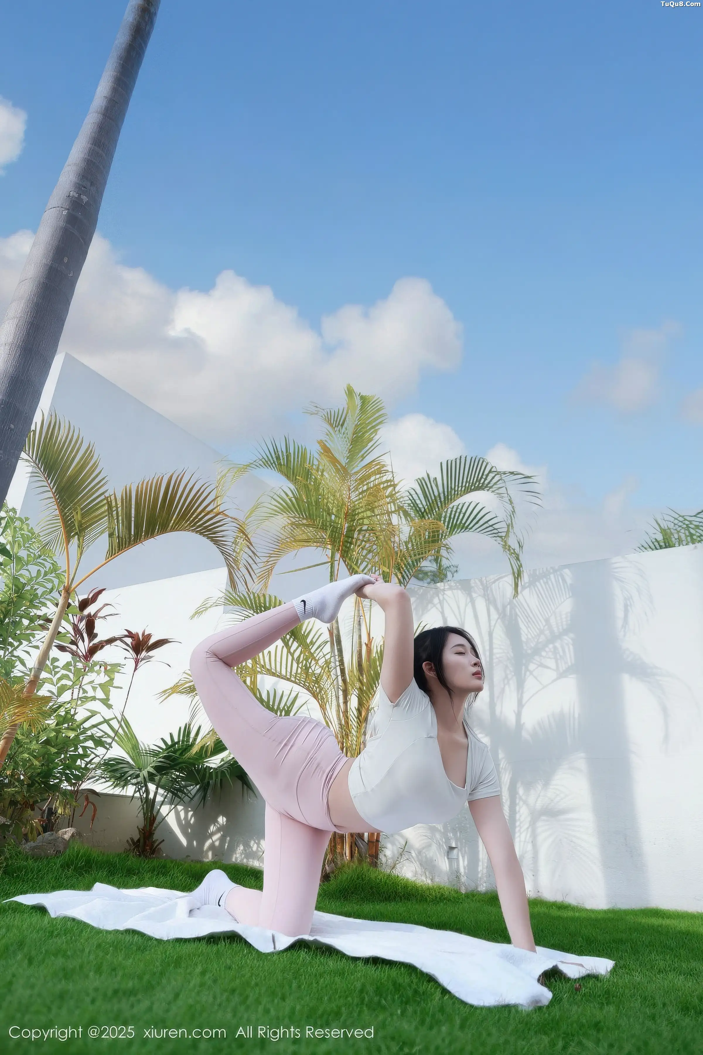 Nan Qiao Sexy Light Color Yoga Outfit with Ultra-thin Seamless Gray Silk Show Off Hot Body Captivating Beautiful Photoshoot 80P 7