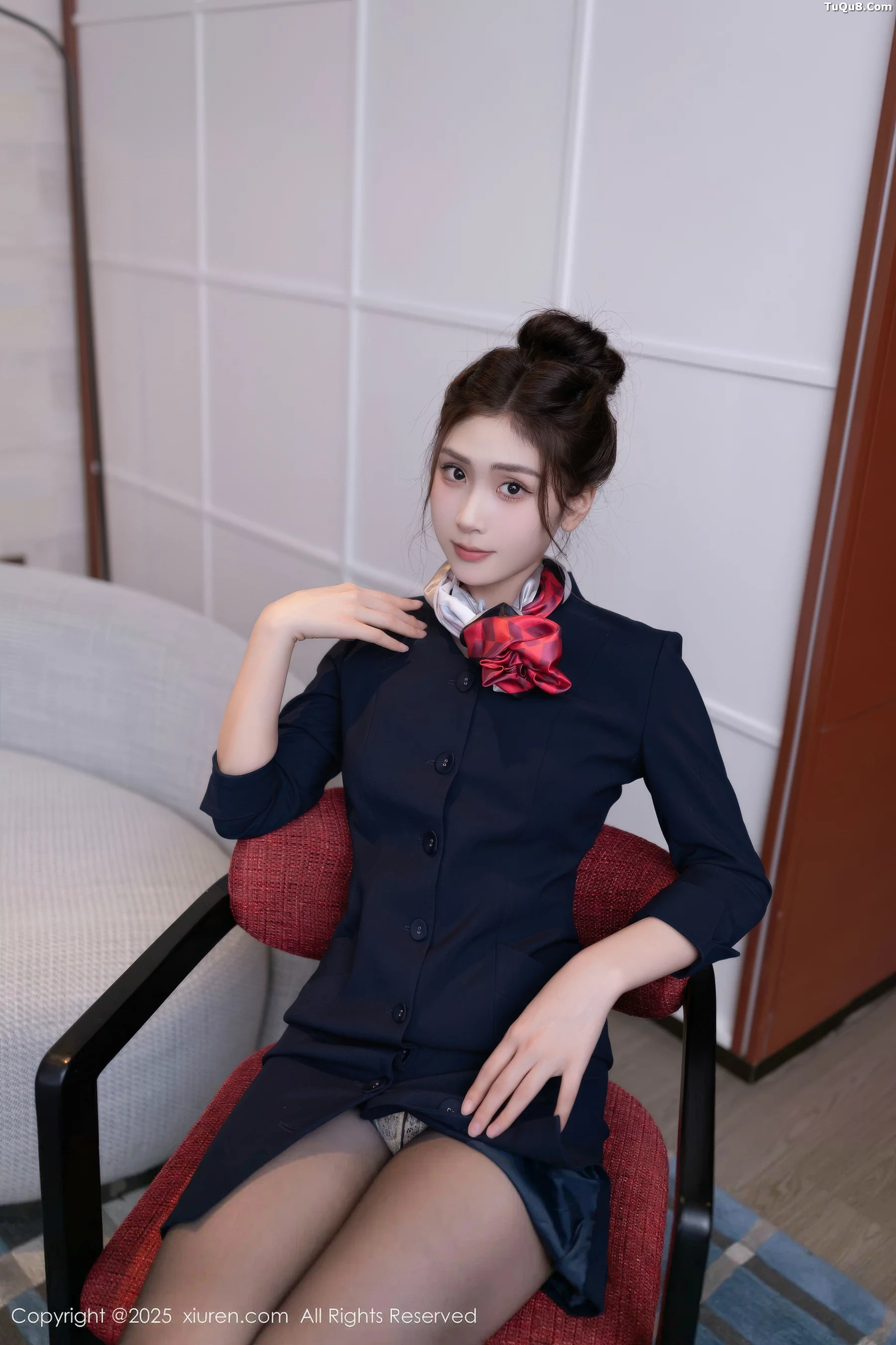 刘婷婷性感空姐制服露黄色内衣配超薄黑丝秀完美身材绝美写真70P 5