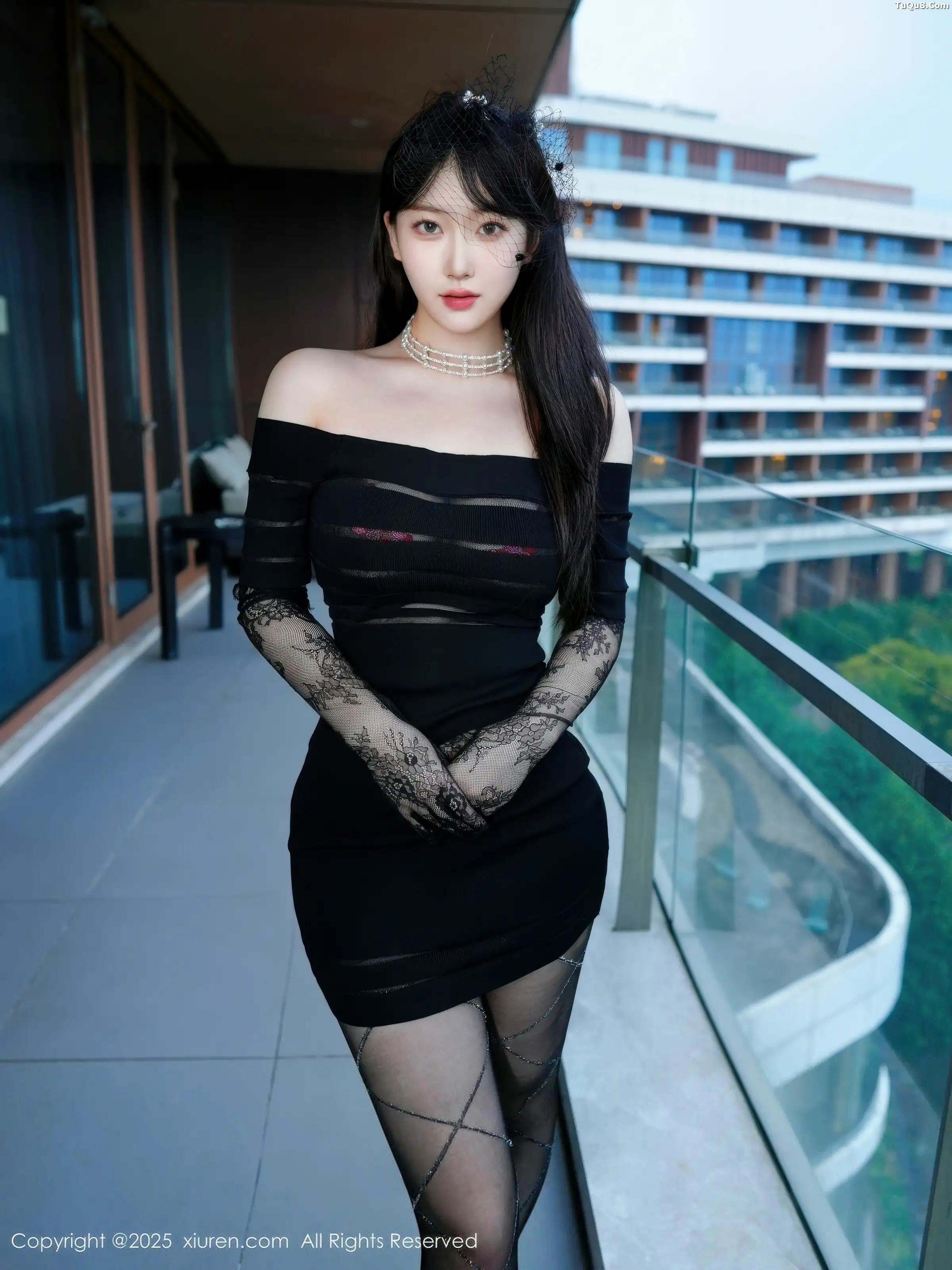 Liren's Sexy Black Pencil Skirt and Sheer Black Stockings Photo Shoot Showcasing Her Curvy Figure (66P)