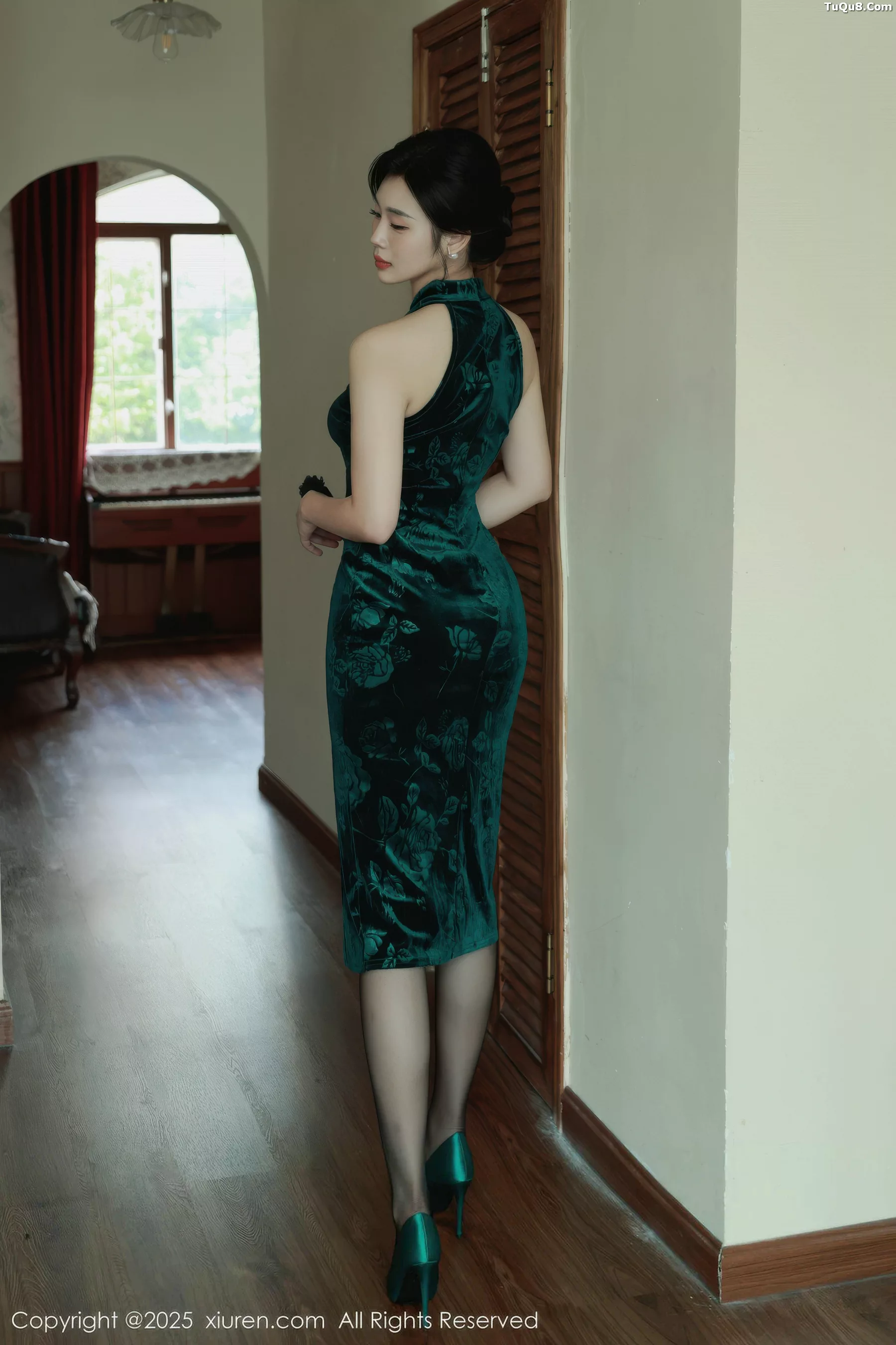 Nan Qiao Sexy Dark Green Lace Lingerie with Ultra-thin Black Stockings Flaunting a Hot Figure Alluring Gorgeous Photoshoot 72P 2