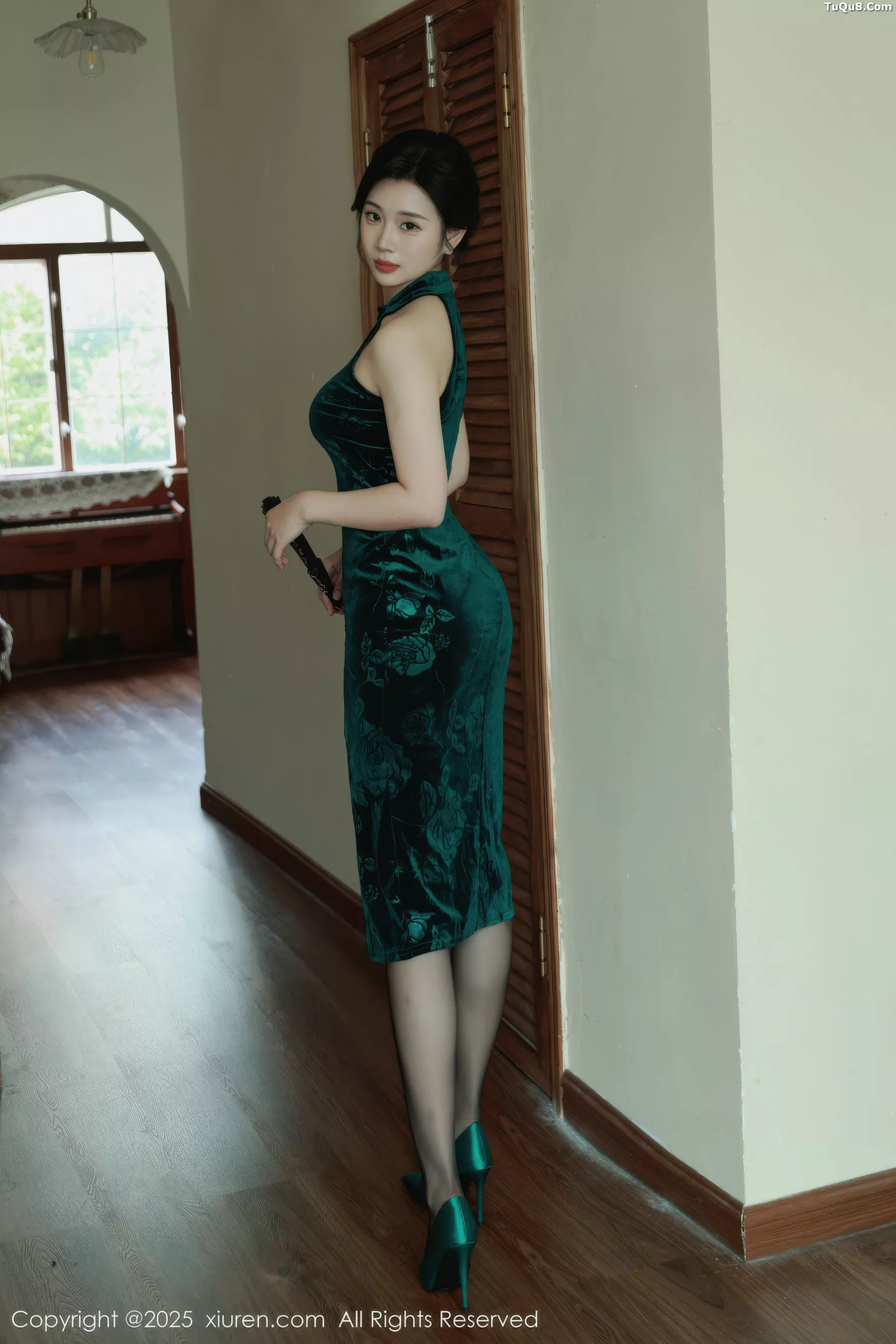 Nan Qiao Sexy Dark Green Lace Lingerie with Ultra-thin Black Stockings Flaunting a Hot Figure Alluring Gorgeous Photoshoot 72P 3