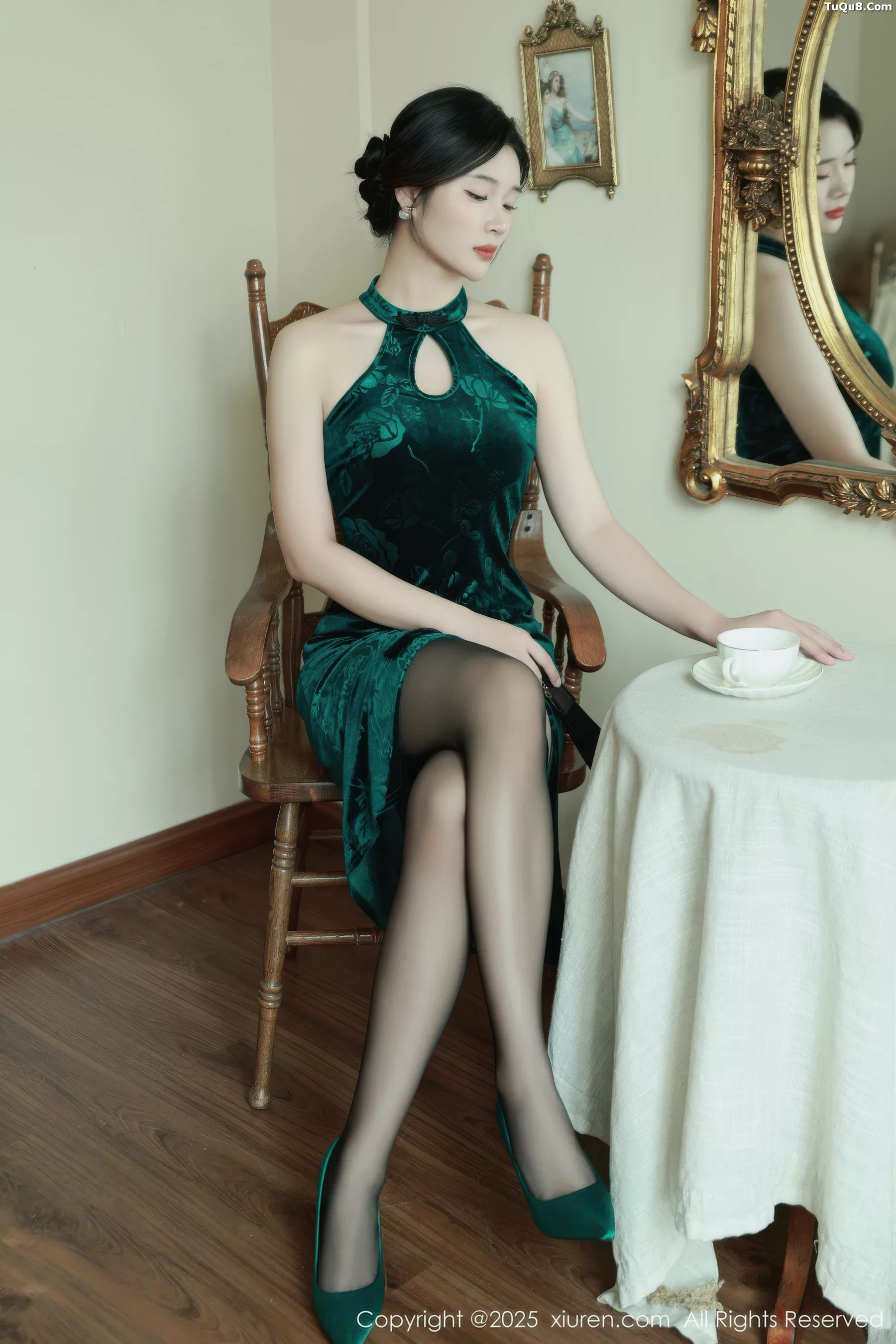 Nan Qiao Sexy Dark Green Lace Lingerie with Ultra-thin Black Stockings Flaunting a Hot Figure Alluring Gorgeous Photoshoot 72P 5