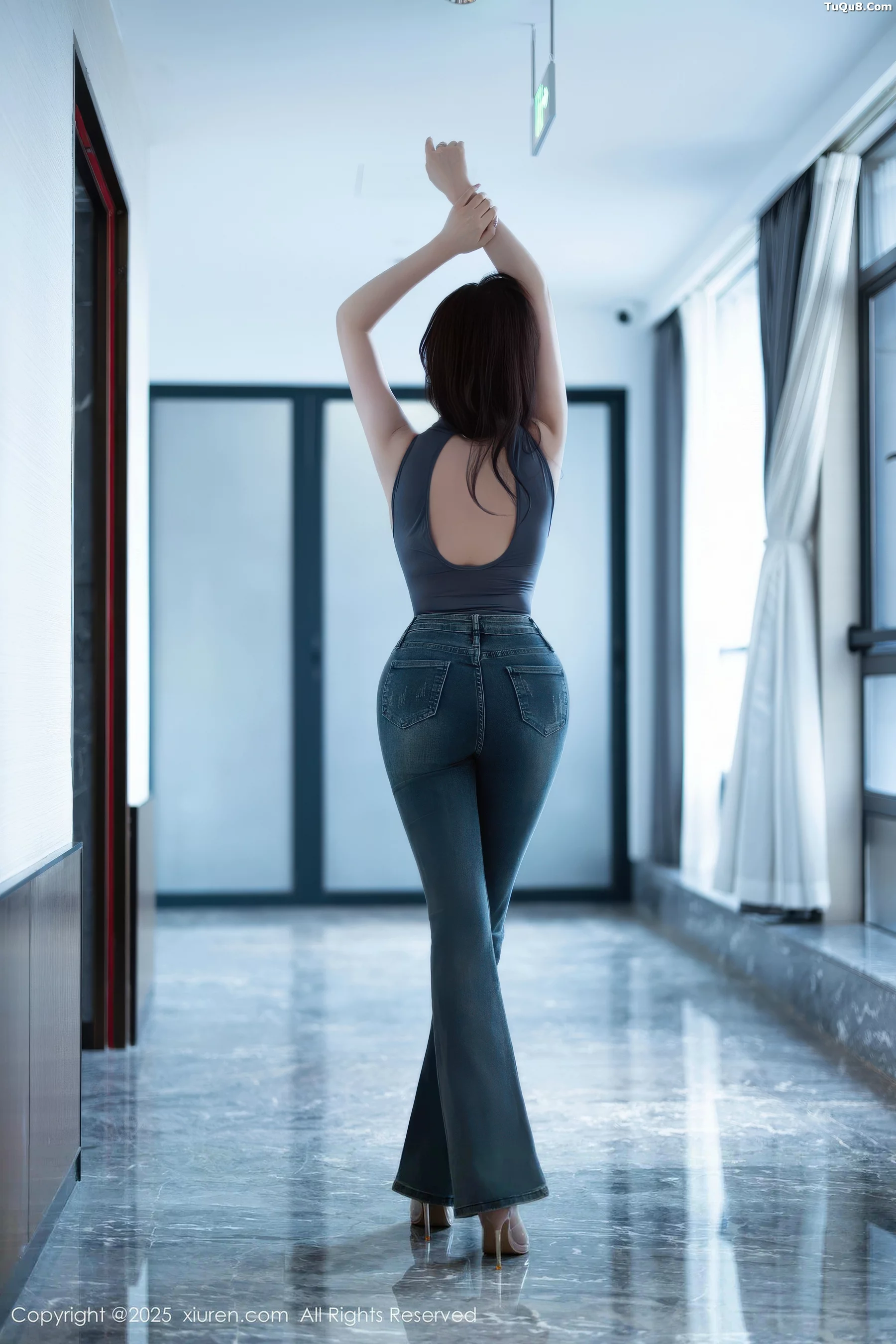 CHENCHEN: Stunning Photoshoot of Curvy Figure in Sexy Gray Outfit and Blue Jeans, 90P
