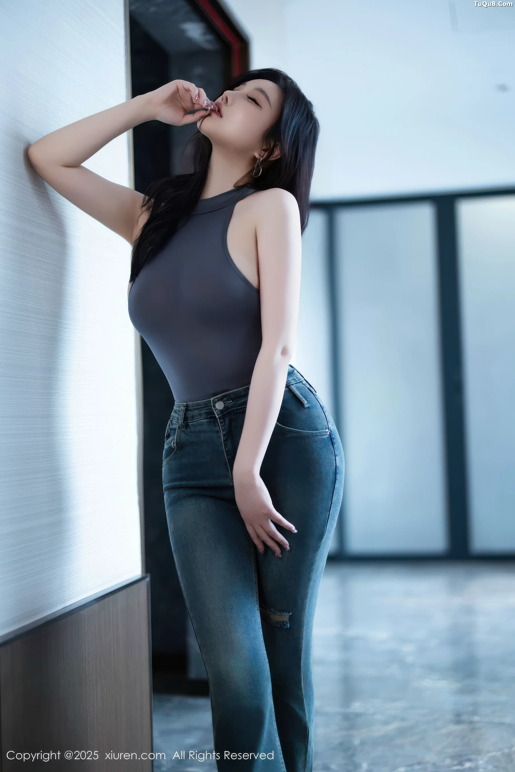 CHENCHEN. Sexy Gray Outfit Paired with Blue Jeans Showcasing Voluptuous Figure Gorgeous Photoshoot 90P 9