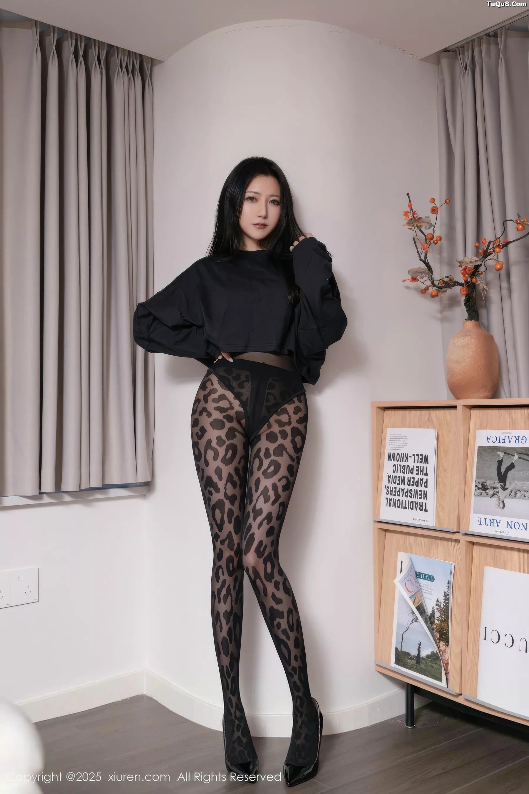 Caviar Fish Sexy Black Lingerie with Leopard Print Black Stockings Showcasing Graceful Figure Alluring Stunning Photoshoot 75P 2