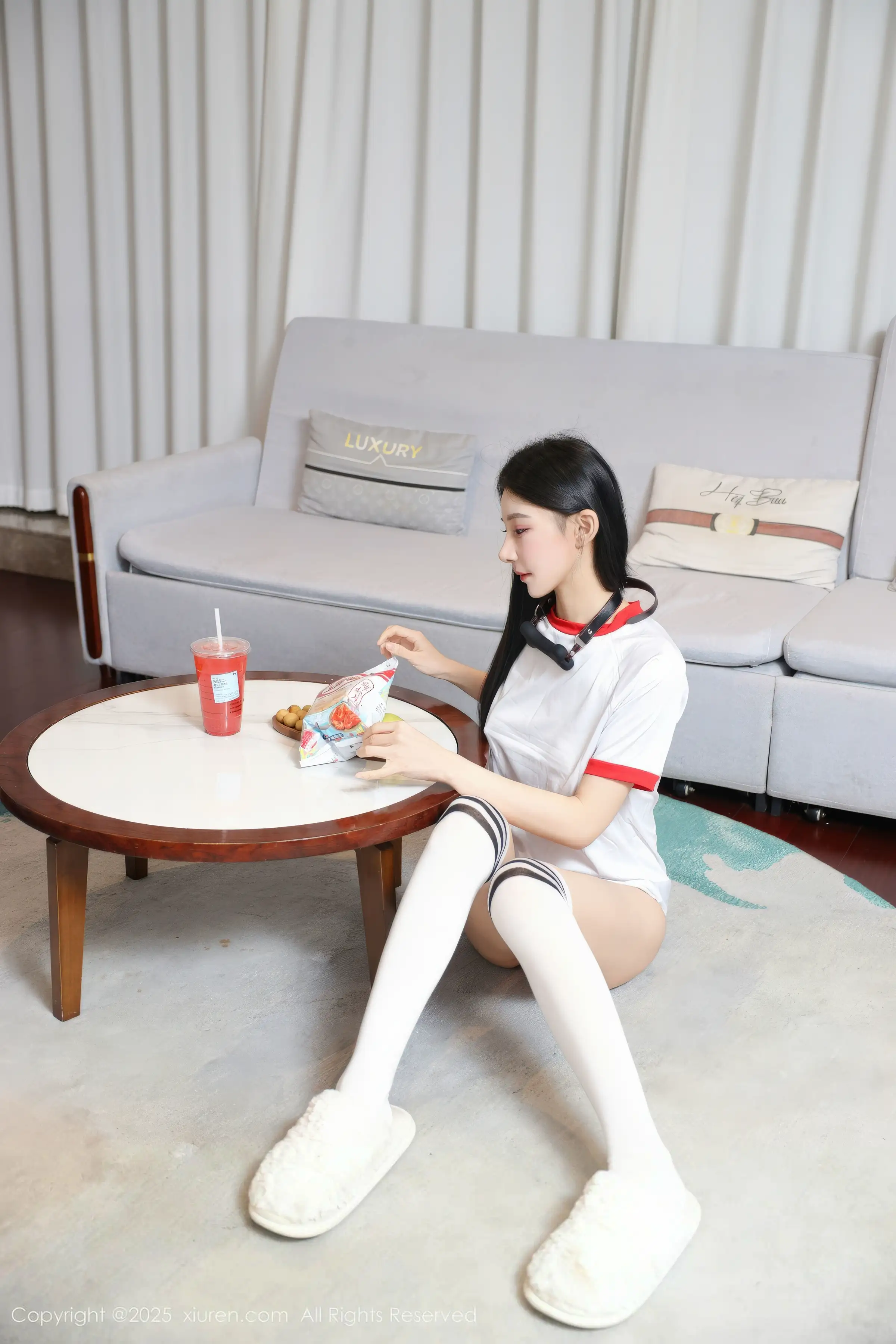 许微微呀性感白色T恤配白色丝袜秀丰腴身材绝美写真86P 2