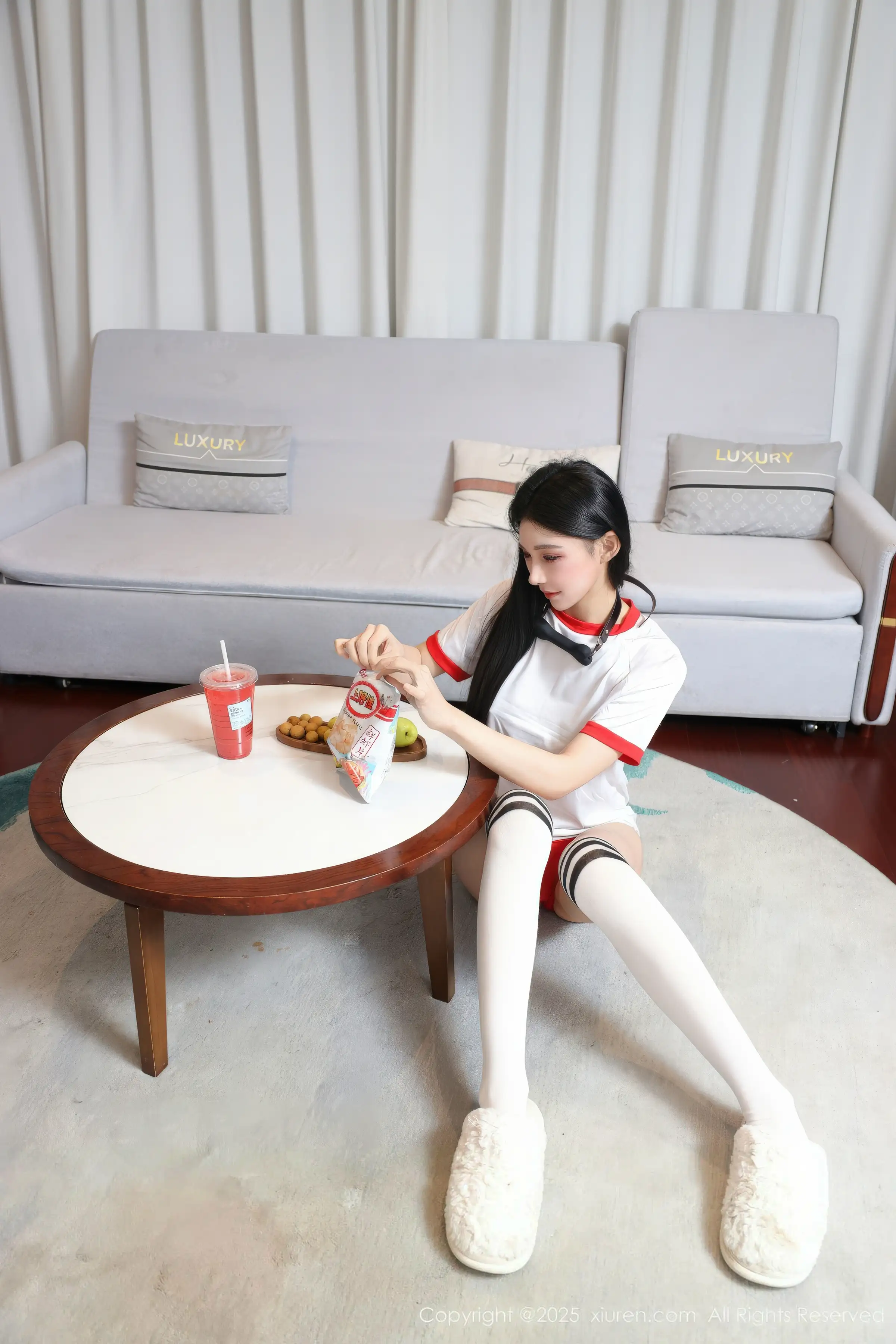 许微微呀性感白色T恤配白色丝袜秀丰腴身材绝美写真86P 4