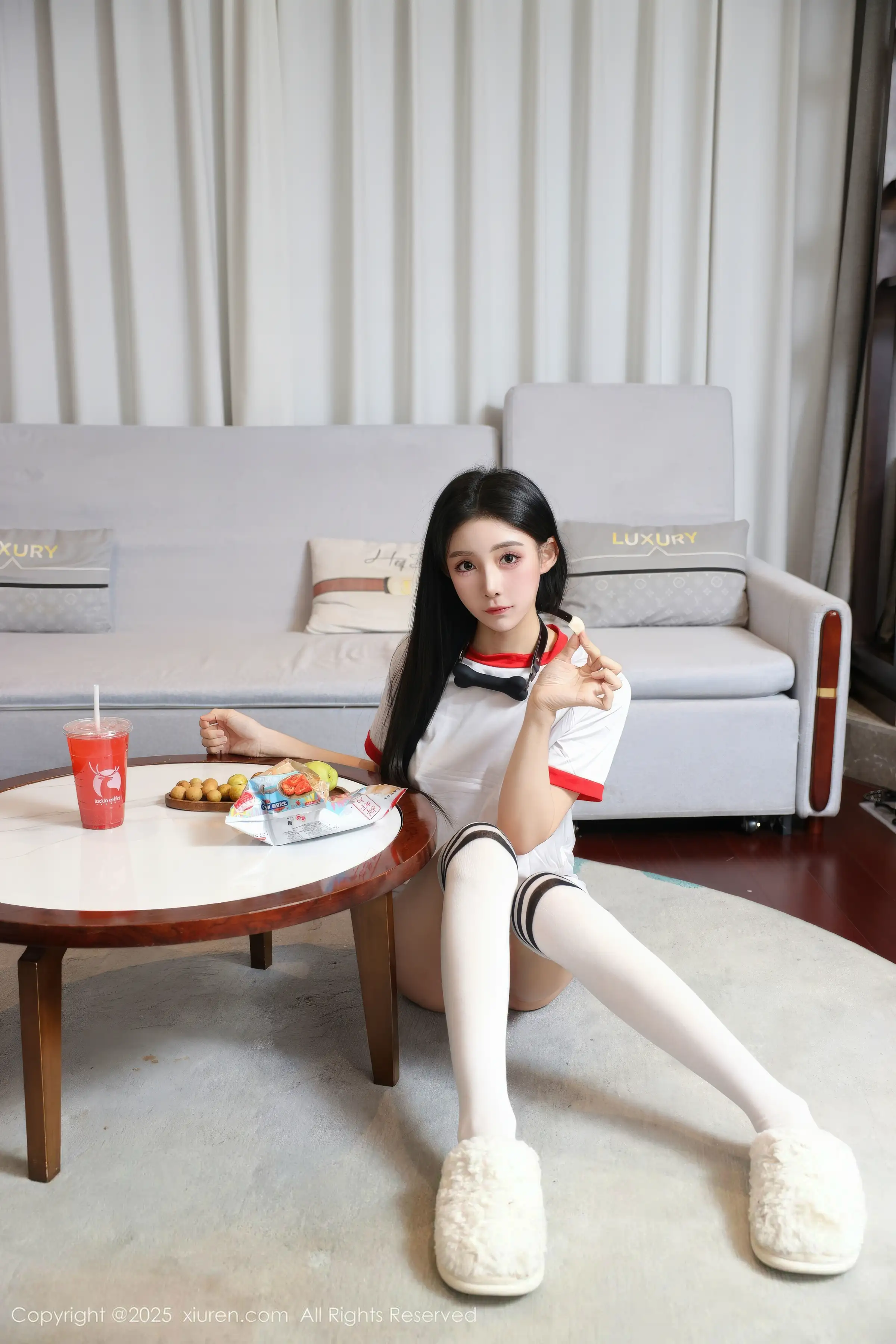许微微呀性感白色T恤配白色丝袜秀丰腴身材绝美写真86P 5