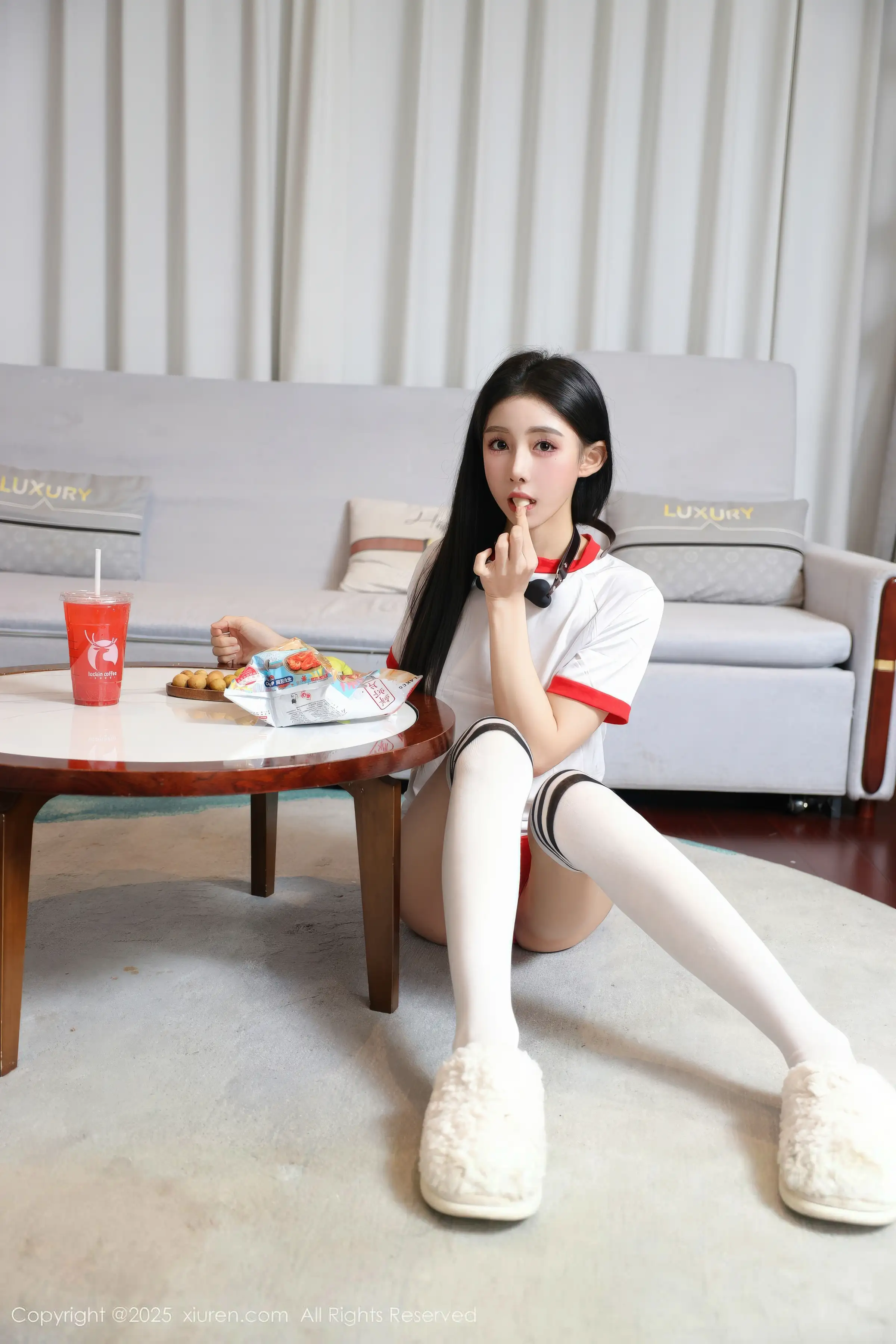 许微微呀性感白色T恤配白色丝袜秀丰腴身材绝美写真86P 6
