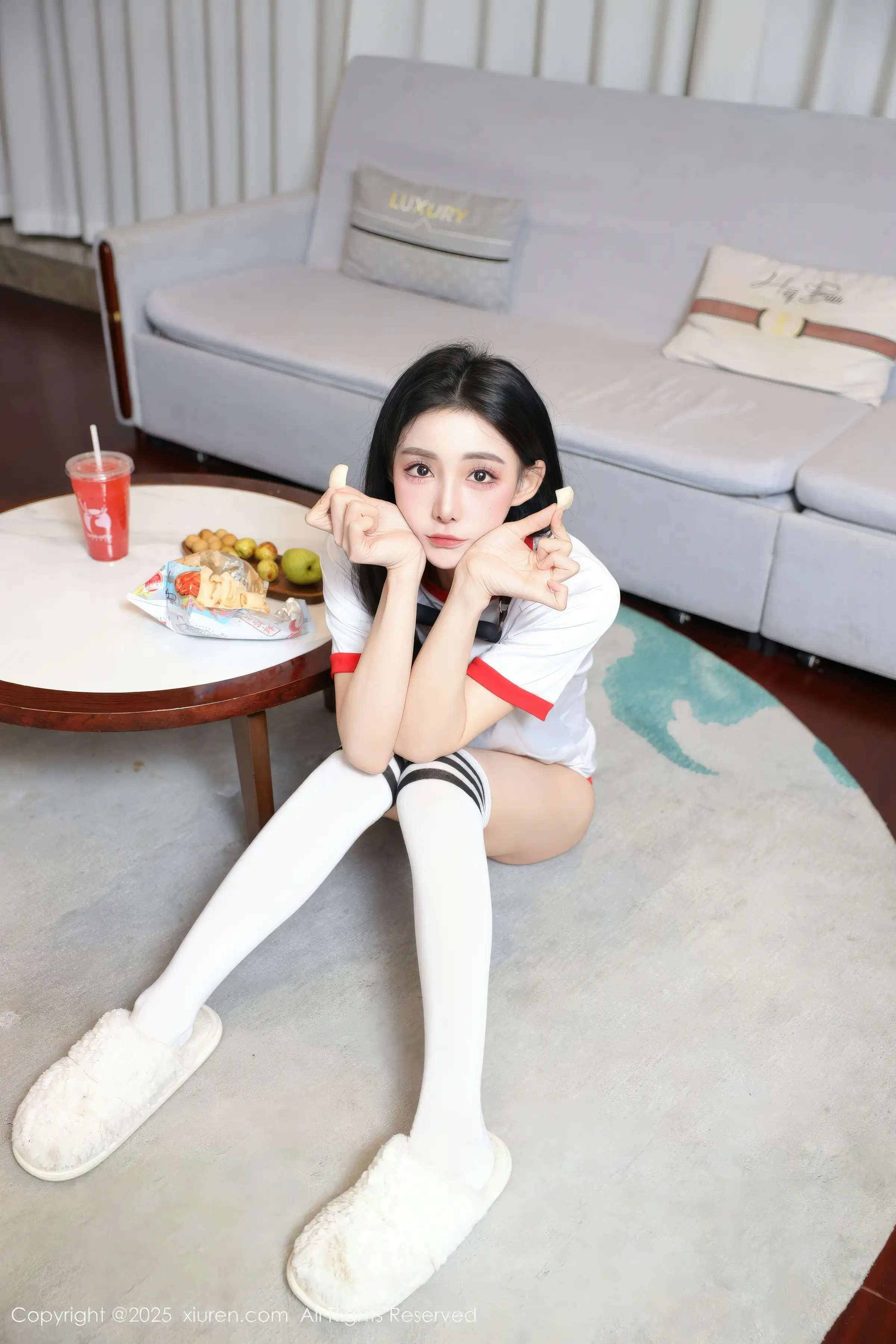 许微微呀性感白色T恤配白色丝袜秀丰腴身材绝美写真86P 7