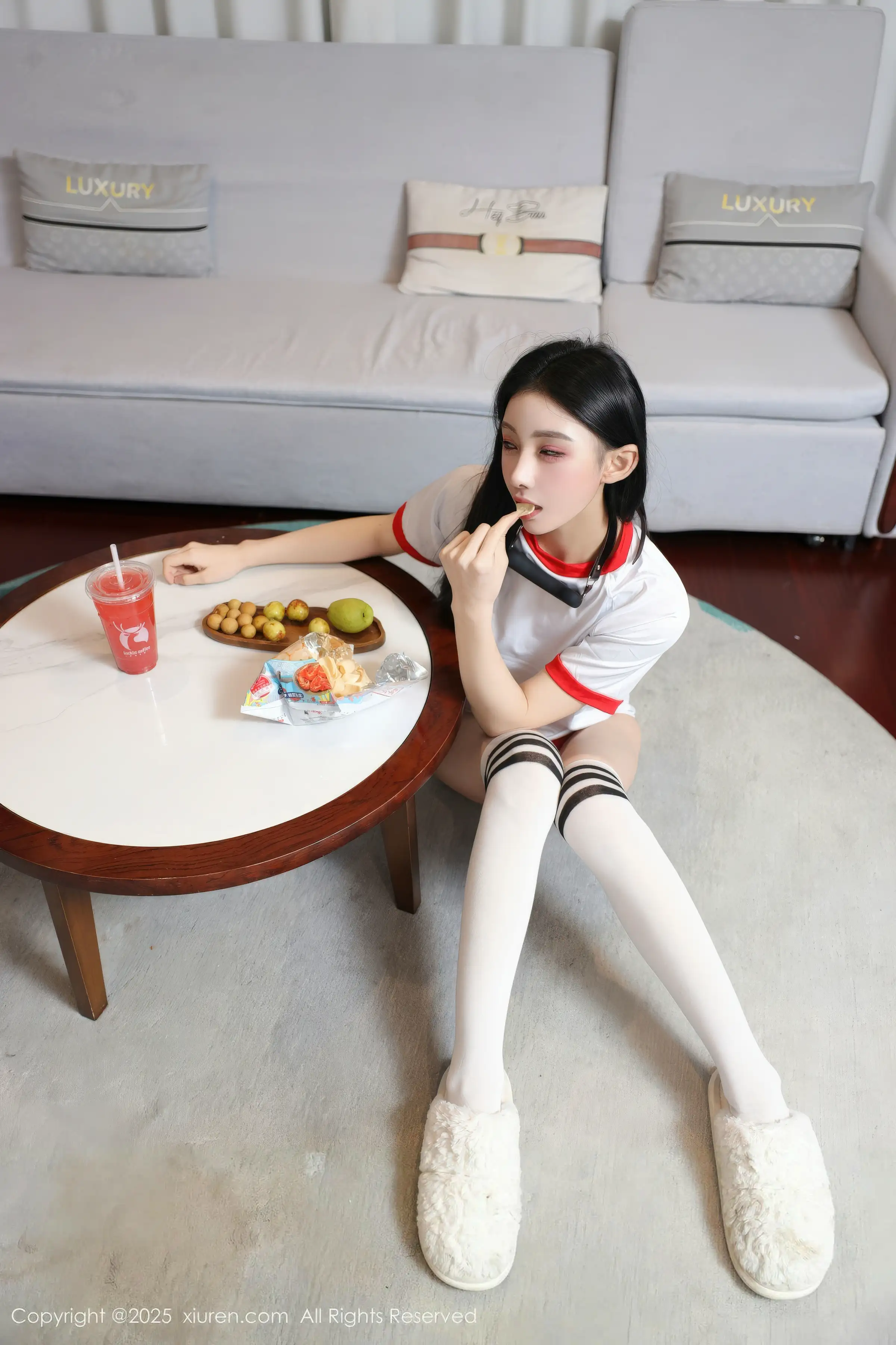 许微微呀性感白色T恤配白色丝袜秀丰腴身材绝美写真86P 9