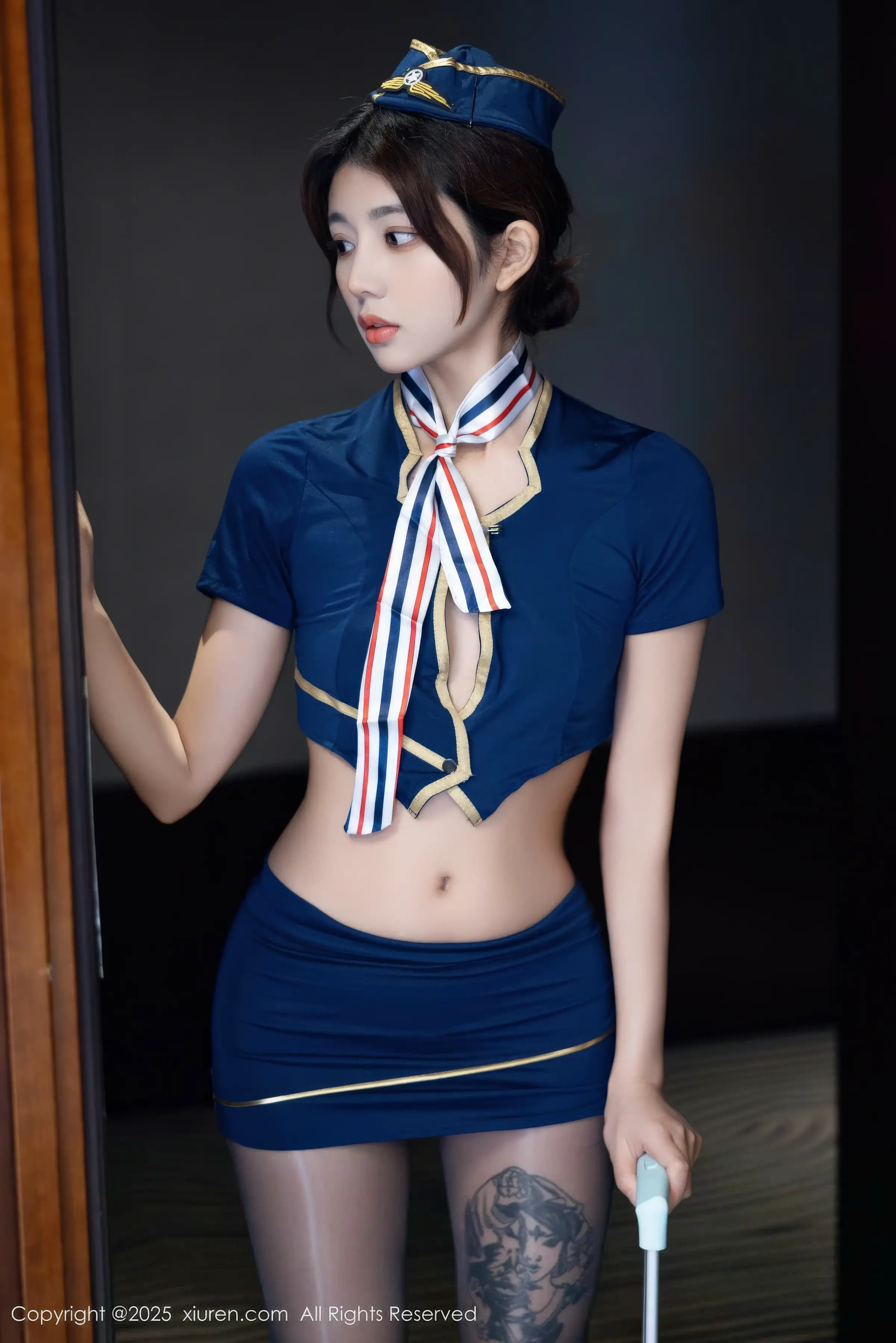 姜冉冉_Renee@性感空姐制服配超薄黑丝秀柔美身姿绝美写真70P