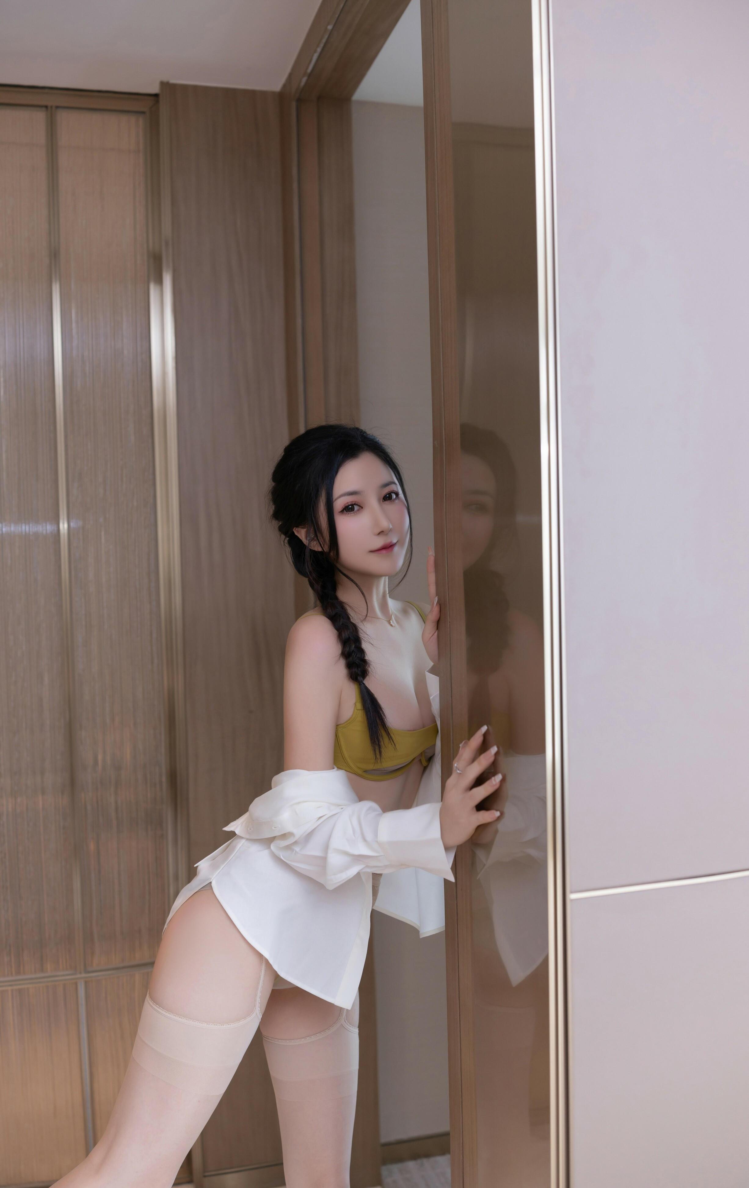 秀人付费 鱼子酱Fish 诱人私拍福利 纯欲黄色丝袜77P 8