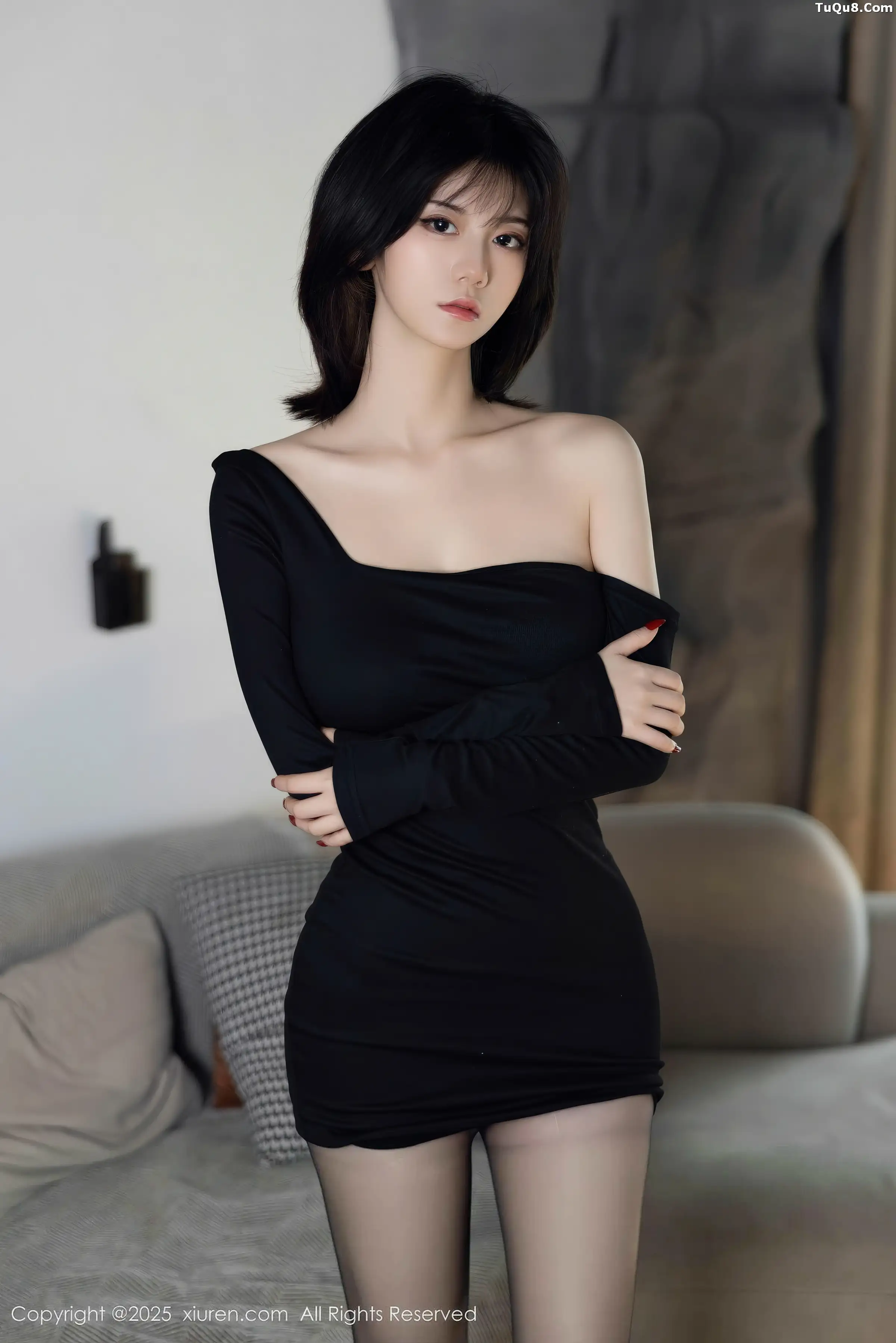 凌七七性感黑色连衣短裙配超薄黑丝秀曼妙身材迷人绝美写真100P