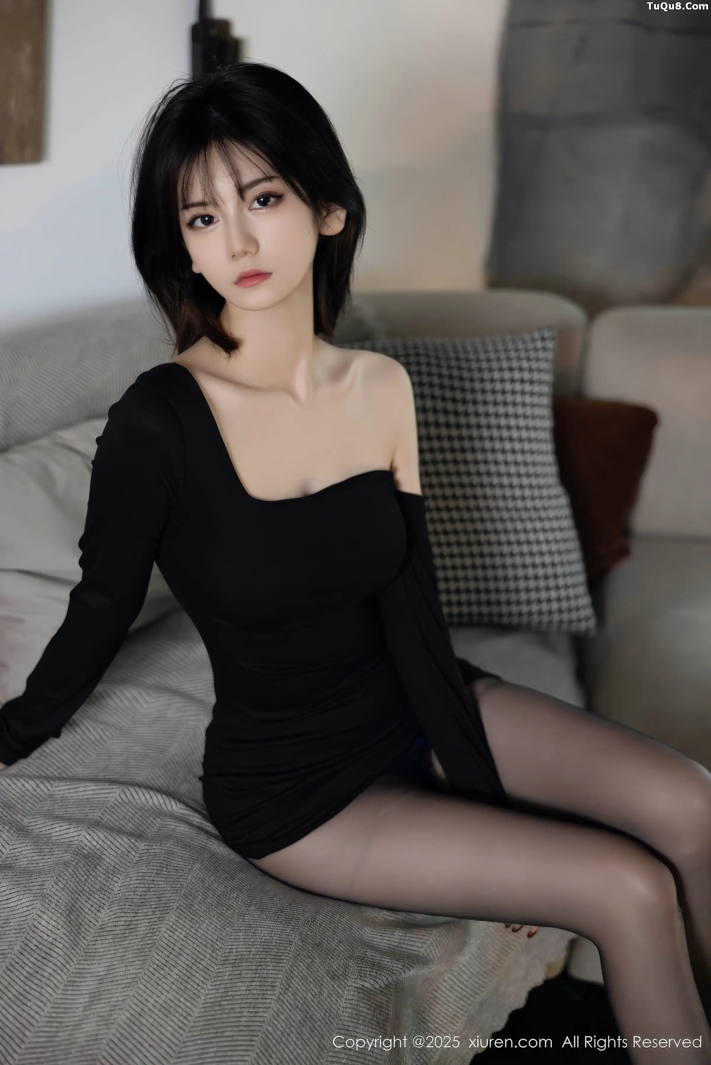 凌七七性感黑色连衣短裙配超薄黑丝秀曼妙身材迷人绝美写真100P 4