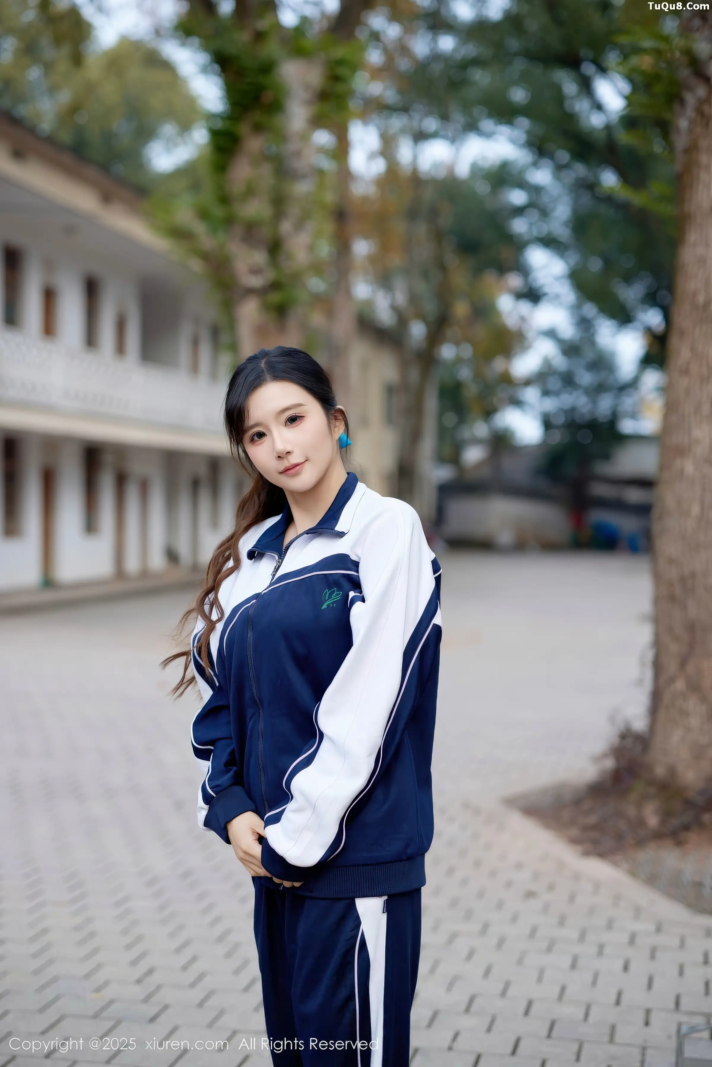小肉肉咪性感学生装露红色内衣配黑丝网袜秀凹凸身材写真72P 7