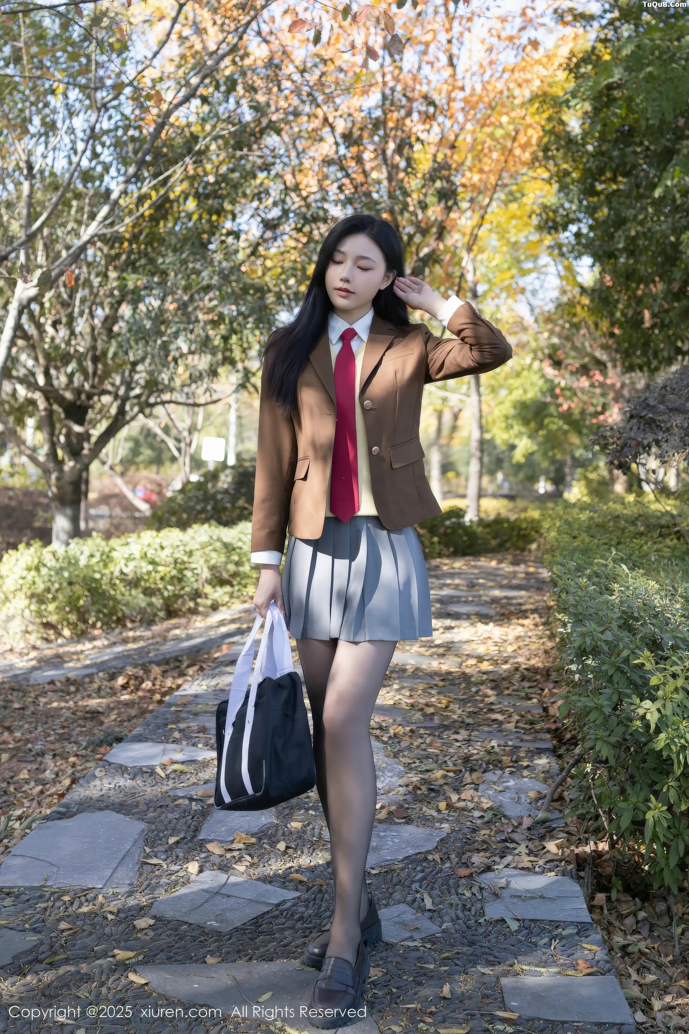 安然anran性感学生装扮百褶短裙配开档黑丝秀美腿绝美写真77P