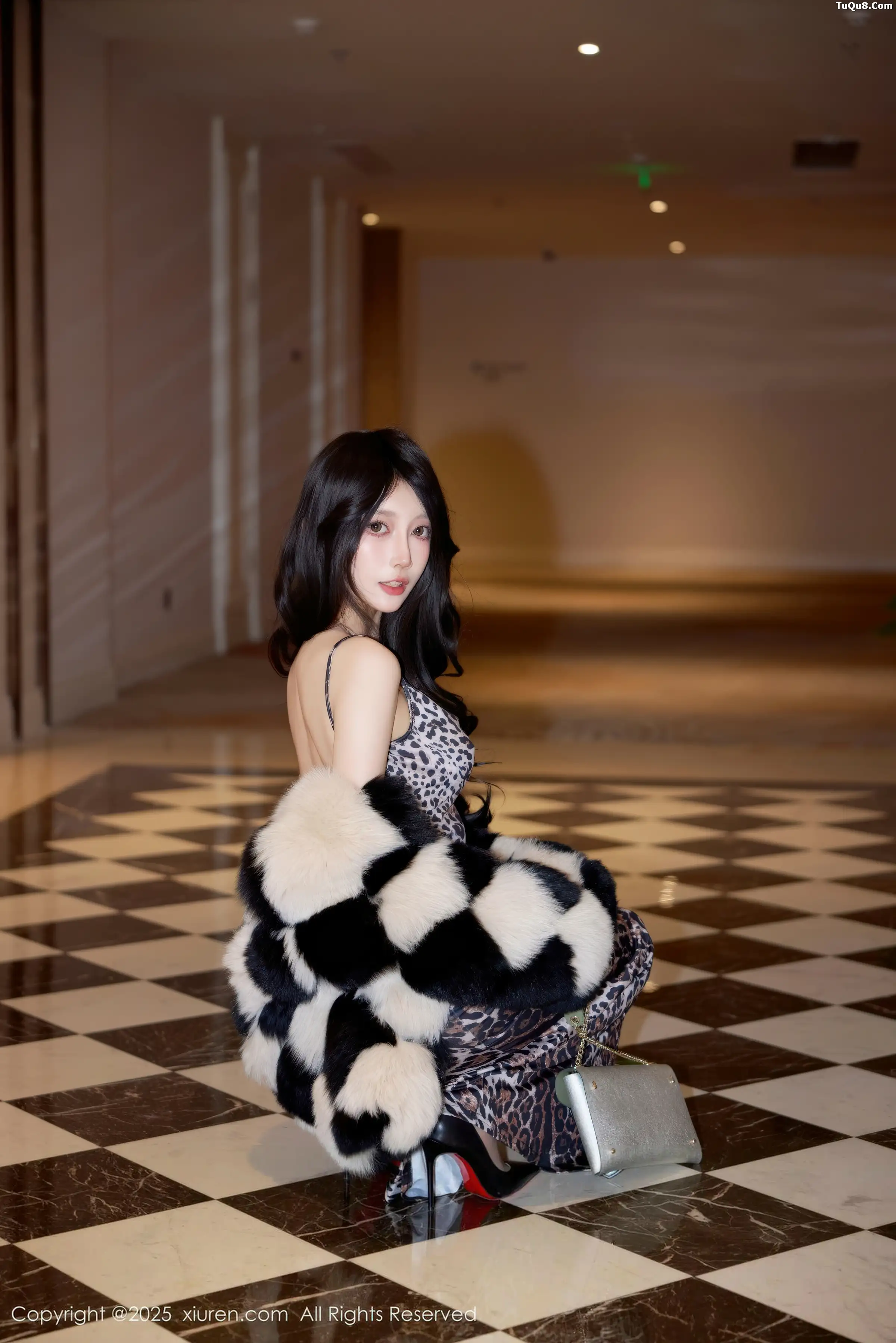 玥儿玥er性感豹纹吊带短裙配超薄黑丝秀曼妙身姿绝美写真74P 9