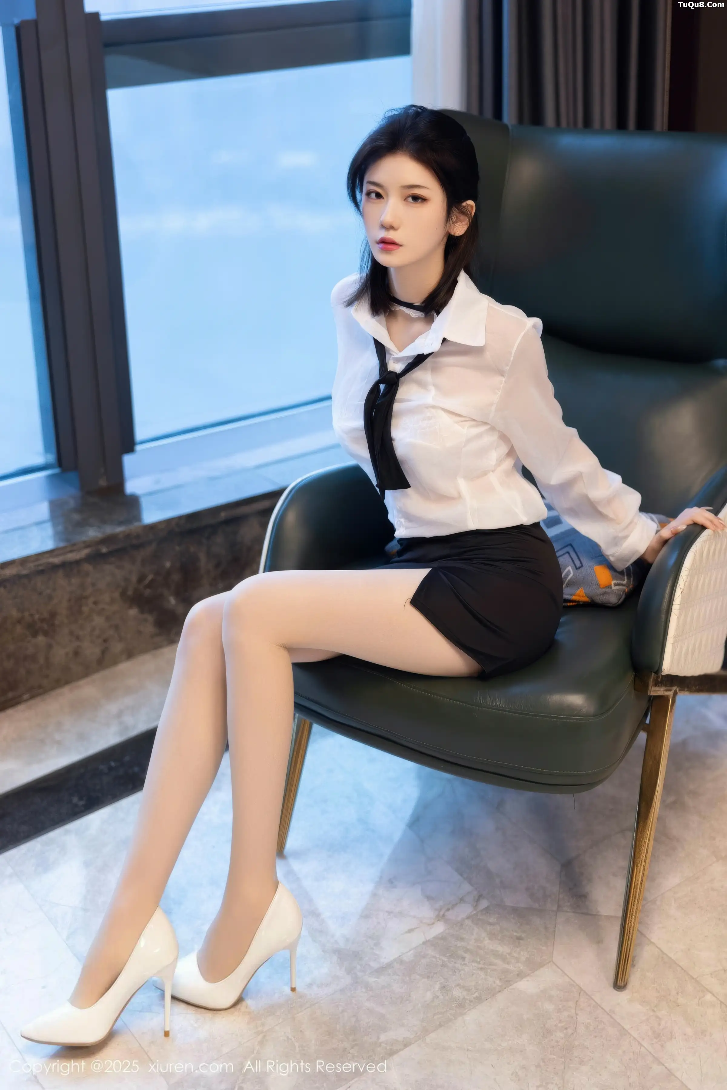 凌七七性感白衬衫配黑短裙露超薄肉丝秀曼妙身姿绝美写真80P