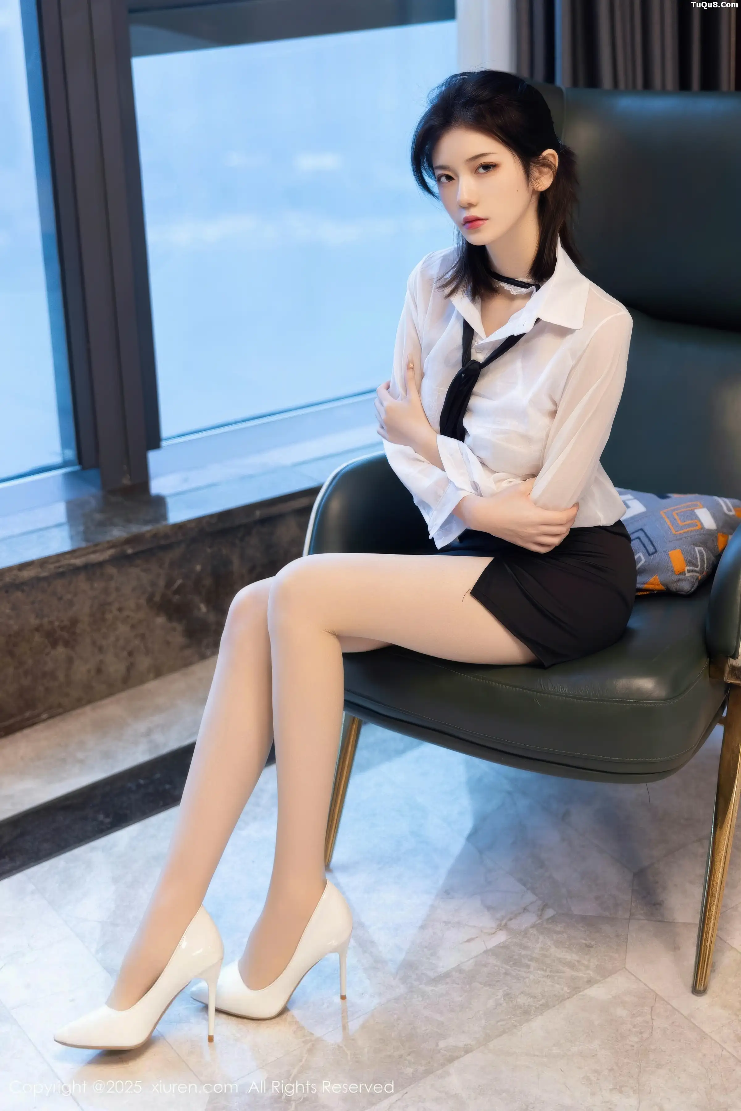 凌七七性感白衬衫配黑短裙露超薄肉丝秀曼妙身姿绝美写真80P 2